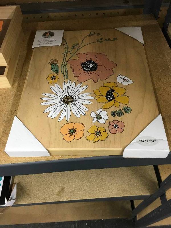 lot 287 image: DECORATIVE WALL PANEL, RETAIL $19.99