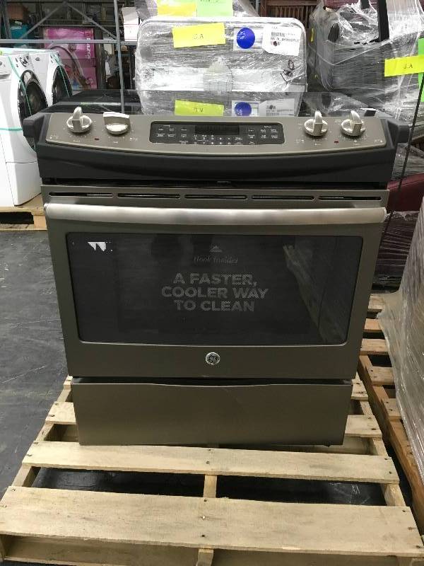 lot 290 image: General Electric JS750EFES 4.4 CUFT Stove, Retail $1,599.99