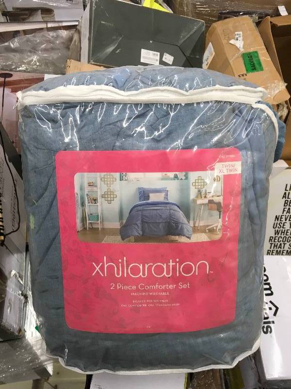 lot 303 image: BLUE CHAMBRAY COMFORTER SET, SIZE TWIN