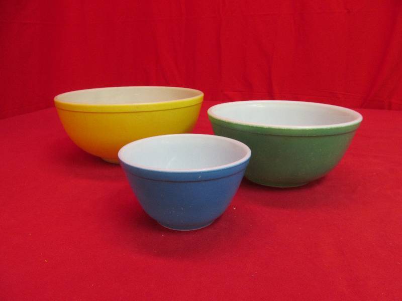 lot 11 image: vintage Pyrex bowls
