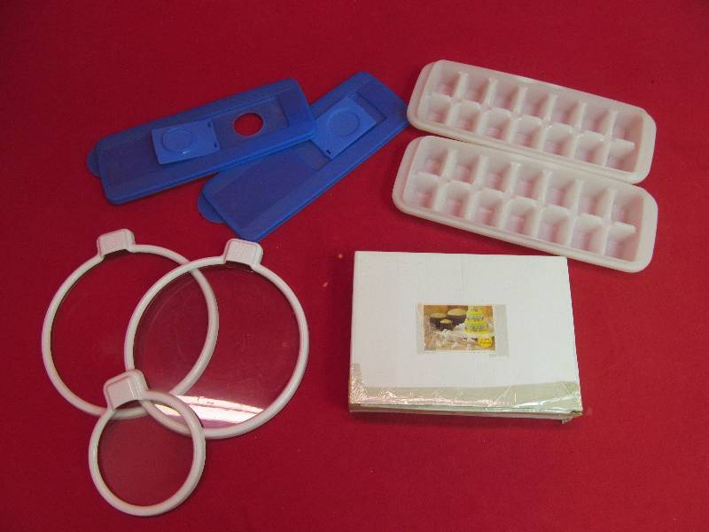 lot 45 image: cake pan, lids, ice cube trays