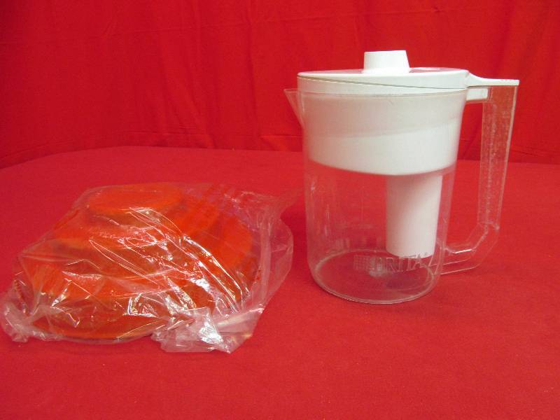 lot 46 image: Brita water filter pitcher, cake pan