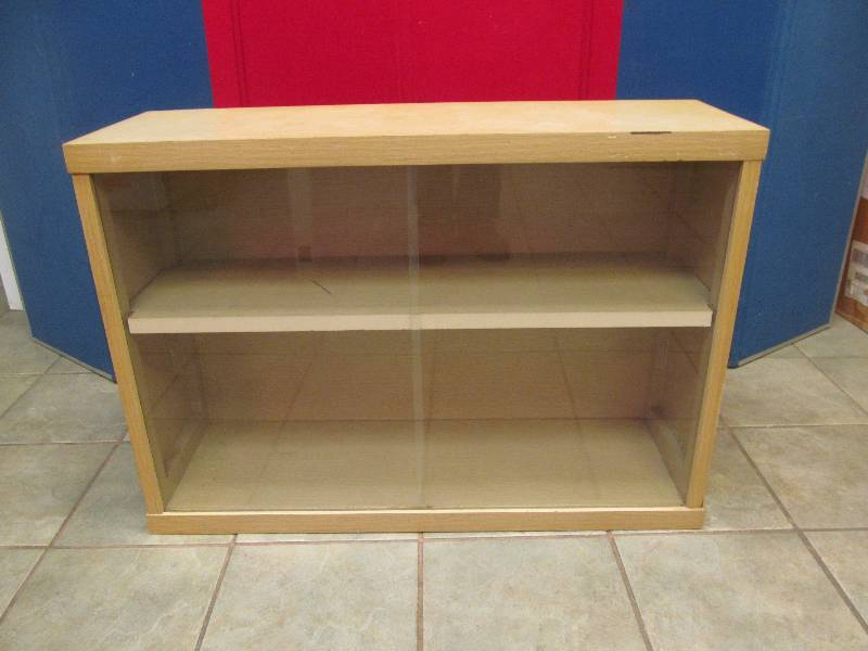 lot 48 image: vintage display case