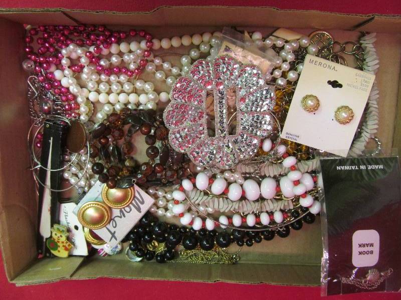lot 52 image: costume jewelry