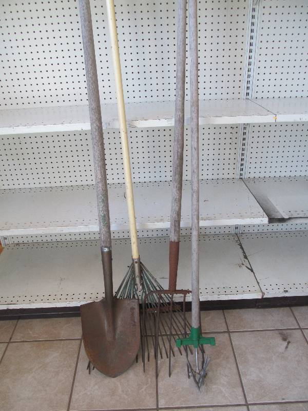 lot 74 image: garden tools