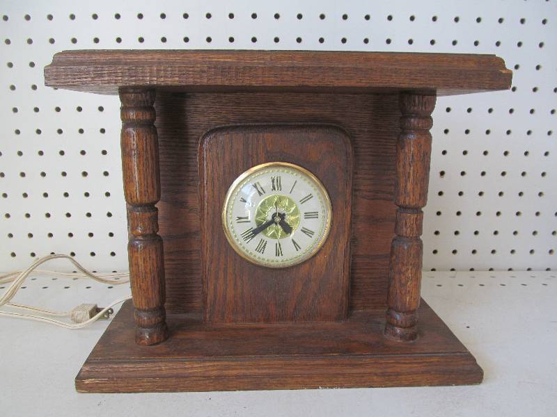 lot 90 image: Vintage Lanshire mantel clock