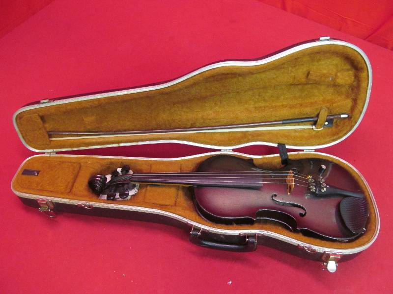 lot 100 image: Alvarez Violin