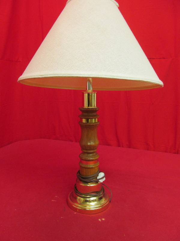 lot 107 image: table lamp