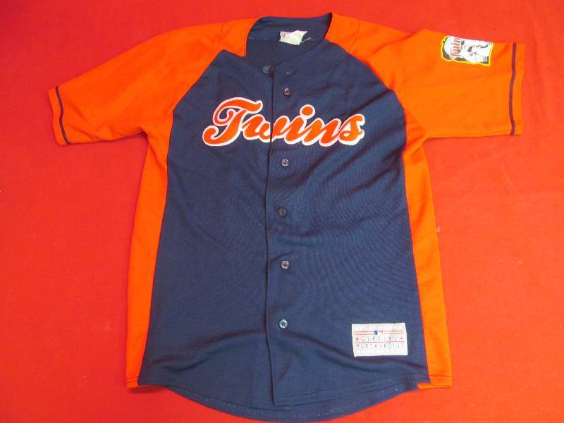 lot 134 image: Twins Shirt