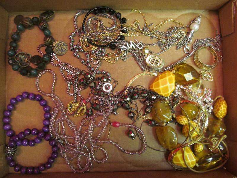 lot 163 image: jewelry