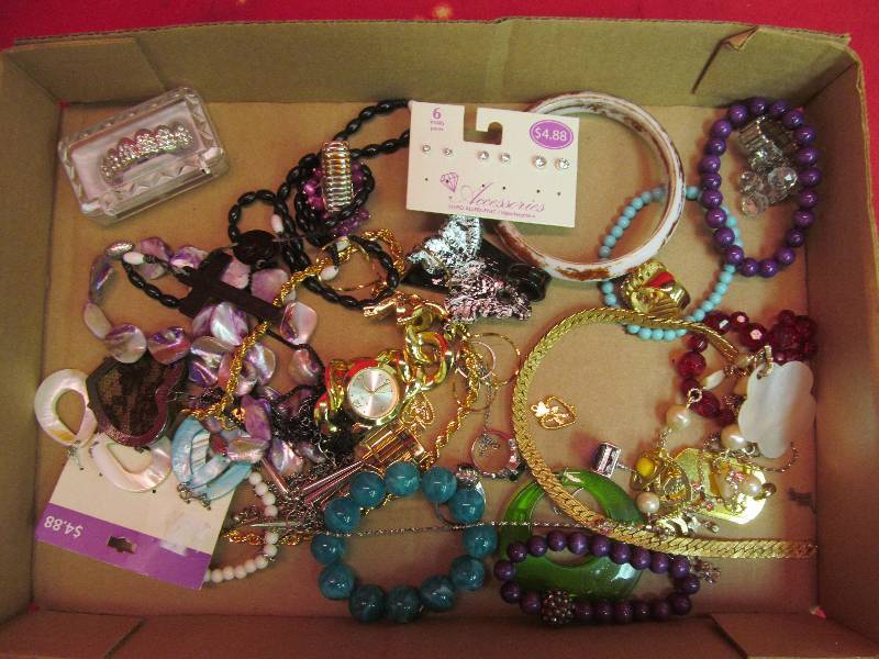 lot 165 image: jewelry
