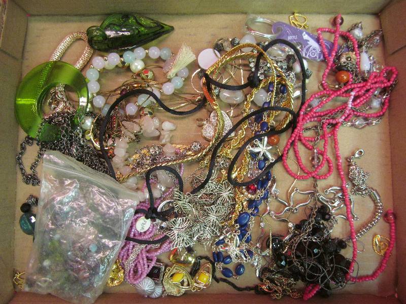 lot 169 image: costume jewelry