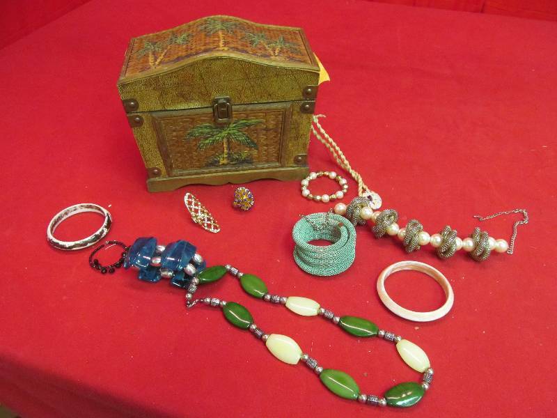 lot 184 image: jewelry