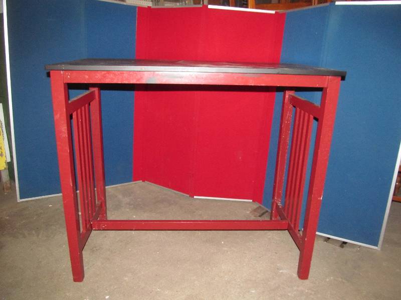 lot 211 image: table