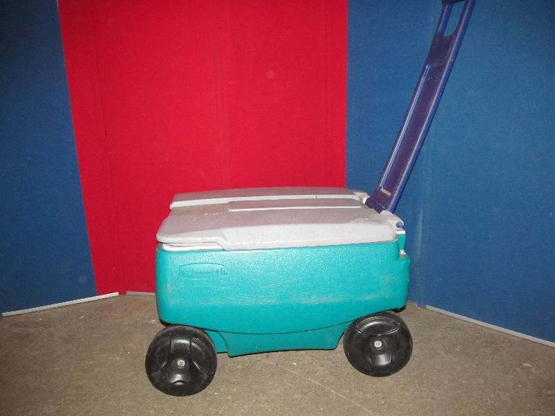 lot 225 image: Rubbermaid cooler