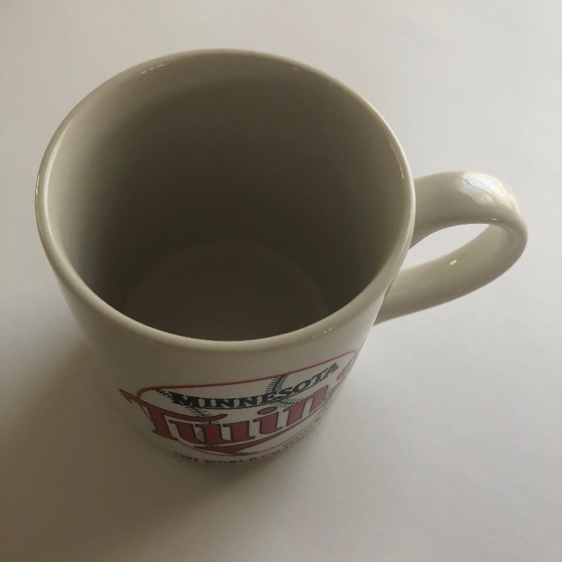 lot 110 image: Lots of 2 Minnesota Twins 1991 World Series Coffee Mugs & 1987 Key Chain Charm
