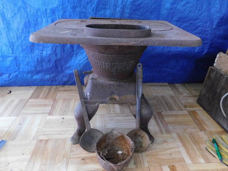 lot 226 image: SMALL CAST IRON STOVE WITH SMELTING LADLES