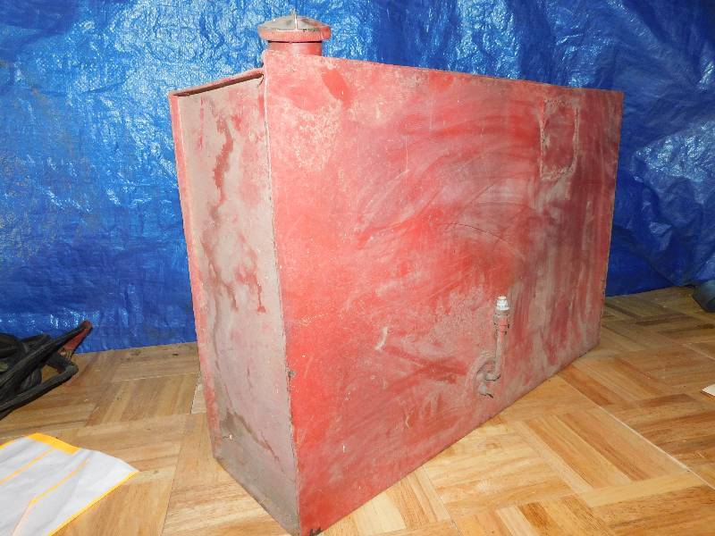 lot 253 image: METAL TANK