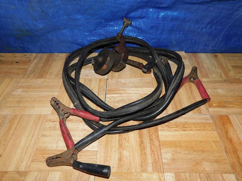 lot 255 image: JUMPER CABLES AND CRANK