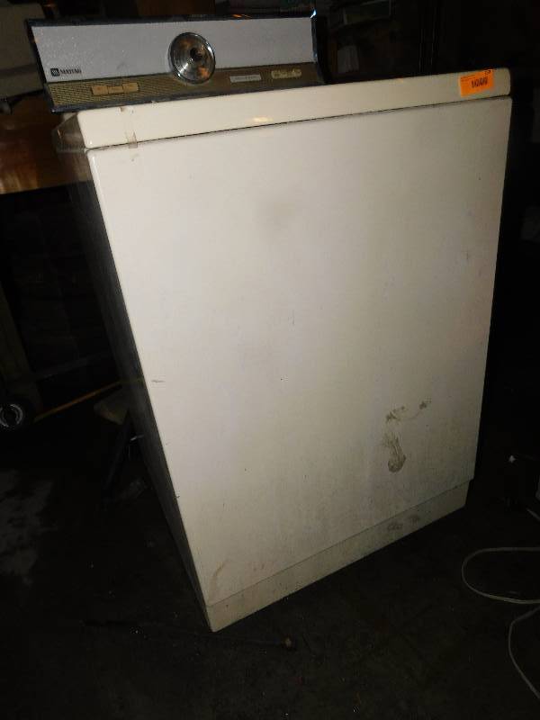 lot 239 image: MAYTAG WASHING MACHINE