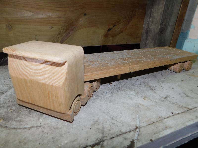 lot 314 image: WOODEN SEMI TRUCK CRIBBAGE BOARD