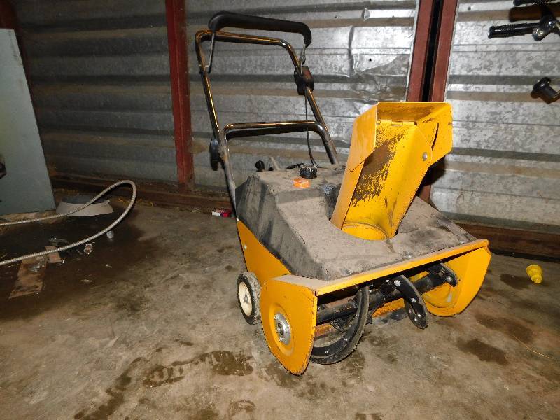lot 269 image: MTD SNOW THROWER-&nbspTAKE TIME TO PREVIEWINSPECT WE ARE NOT SURE OF WORKINGRUNNING CONDITION FOR THIS ITEM.&nbspSOLD AS IS WHERE IS