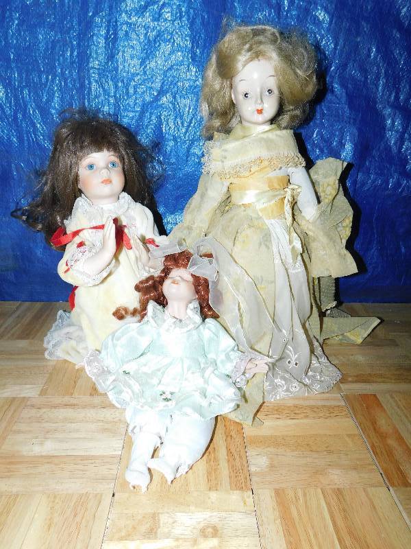 lot 344 image: COLLECTIBLE DOLLS