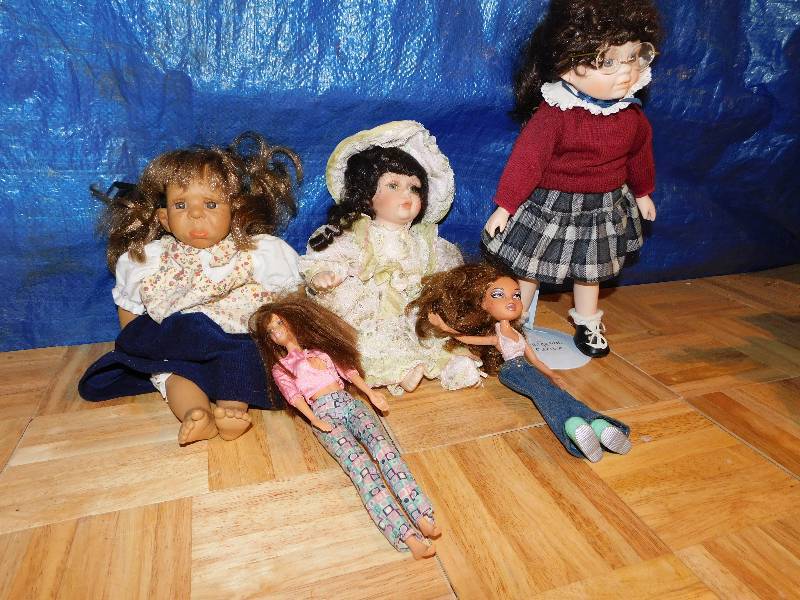 lot 349 image: COLLECTIBLE DOLLS