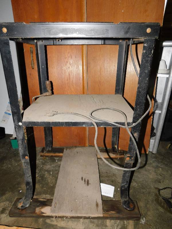 lot 353 image: TABLE SAW STAND