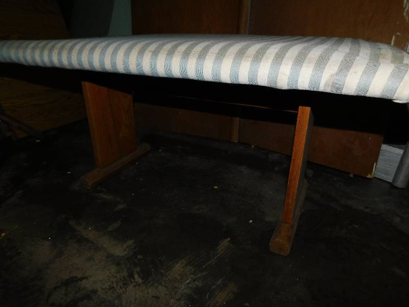 lot 359 image: PADDED HALL BENCH