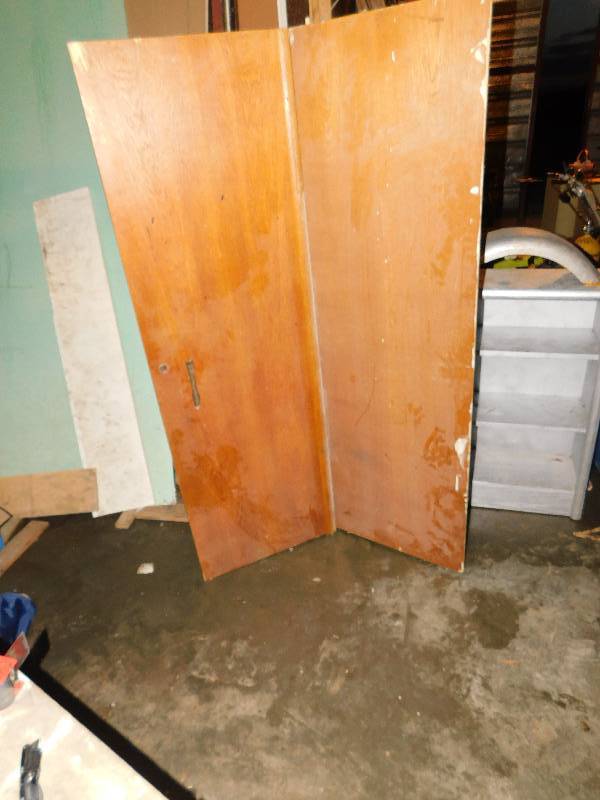 lot 383 image: BI-FOLD CLOSET DOOR