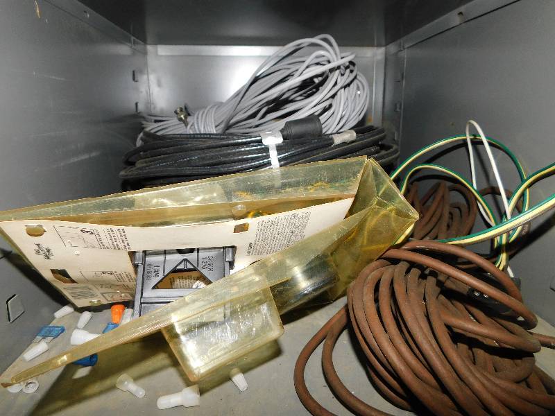 lot 393 image: MISC WIRE