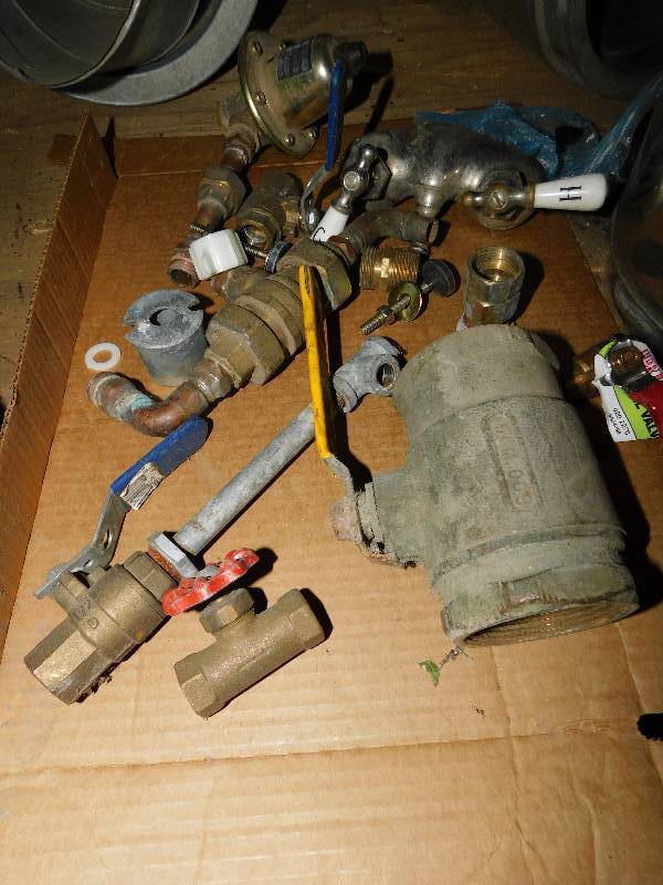 lot 405 image: BRASS AND COPPER PIPE FITTINGS