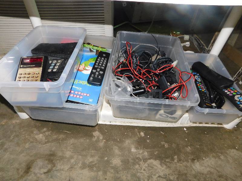 lot 449 image: MISC CORDS, REMOTES, TIMERS