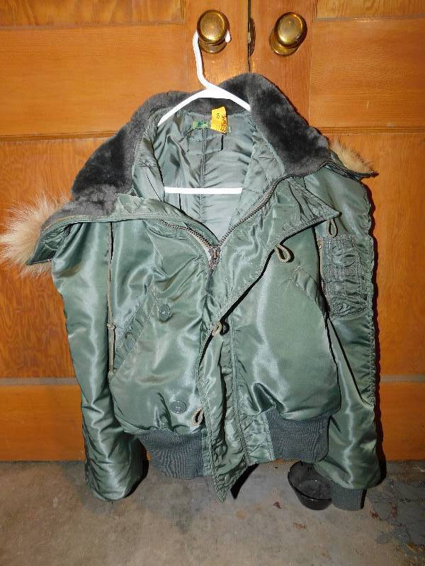 lot 423 image: MENS WINTER COAT