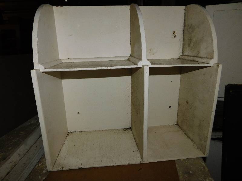 lot 471 image: SMALL SHELF