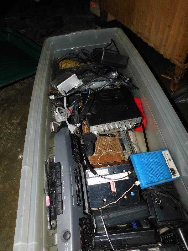 lot 473 image: TOTE OF MISC ELECTRONIC ITEMS