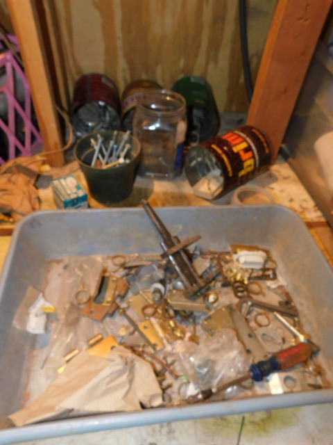 lot 530 image: BOX OF MISC GARAGE ITEMS