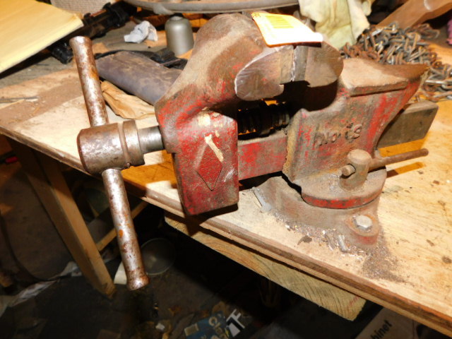 lot 568 image: BENCH VISE