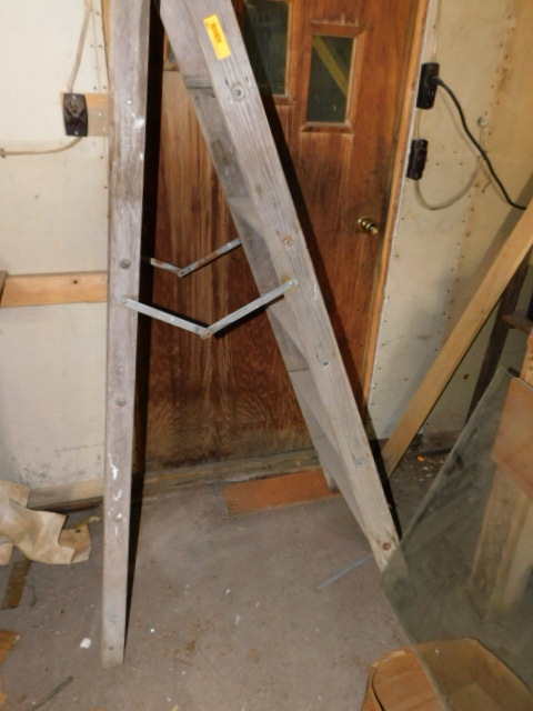 lot 566 image: WOOD A-FRAME LADDER