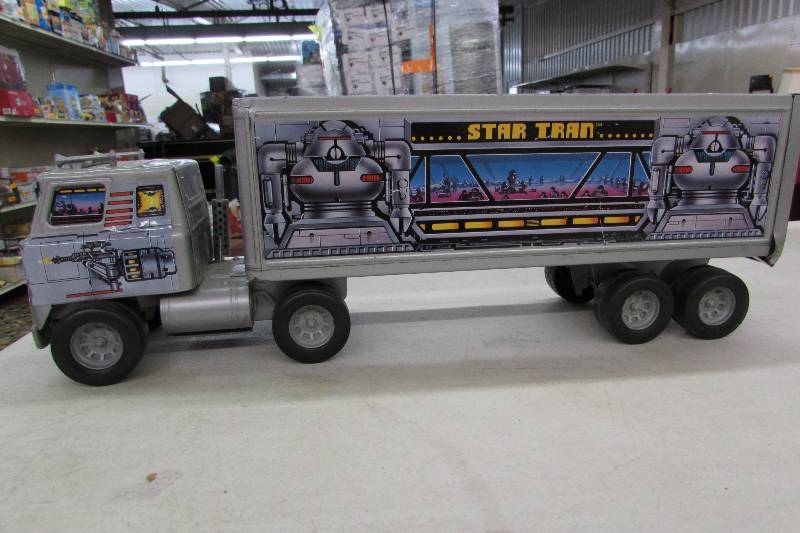 ERTL METAL TRACTOR AND TRAILER