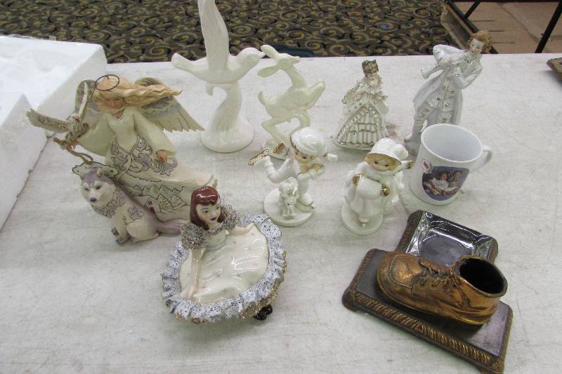 FIGURINES