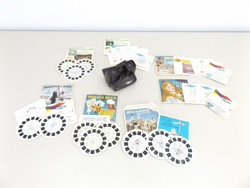 lot 5 image: Vintage Sawyers View Master with 22 Vintage Reels