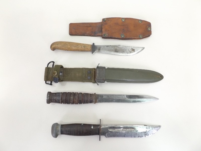 lot 23 image: 3 Bayonet etc. Knives