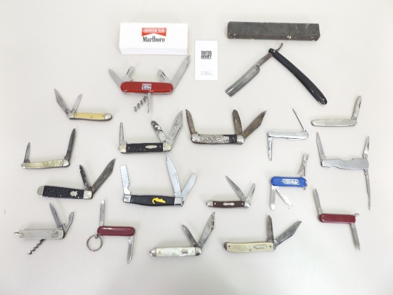 lot 24 image: Lot of Collectibles Pocket Knives