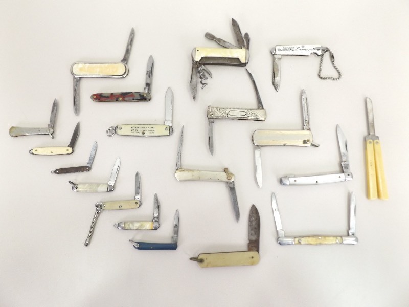 lot 26 image: Lot of Small and Mini Collectible Pocket Knives