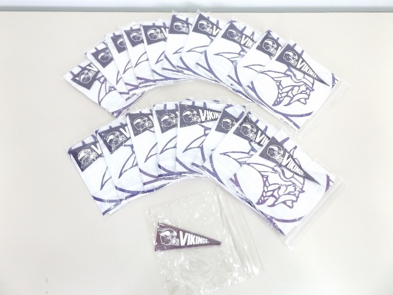 lot 25 image: Lot of 18 NEW MN Vikings Hanky, and Mini Pennant Pin Sets