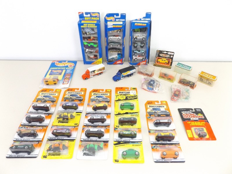 lot 49 image: Misc. Hot Wheels, Matchbox, etc. Cars