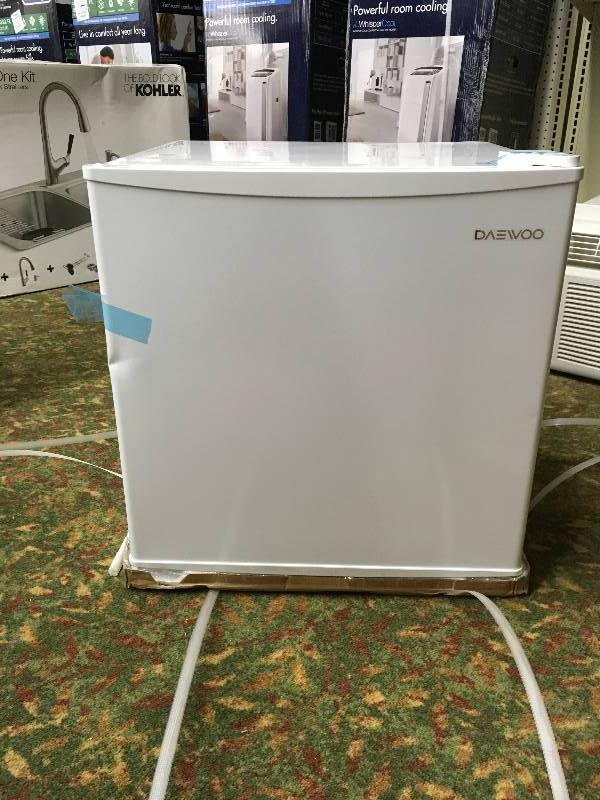 lot 319 image: DAEWOO 1.6CUFT COMP REFER, RETAIL $79.99