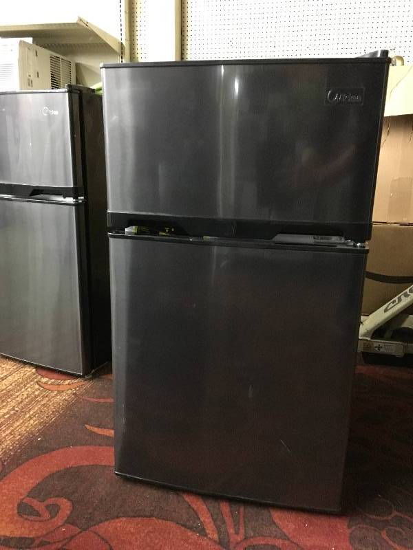 lot 323 image: MIDEA WHD-125FBS1 MINI FRIDGE, RETAIL $99.99